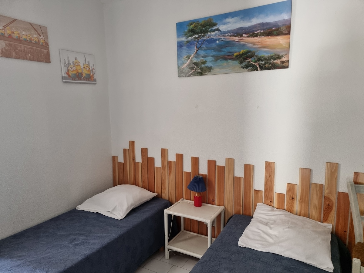 Spavaća soba s 2 kreveta nalazi se u prizemlju