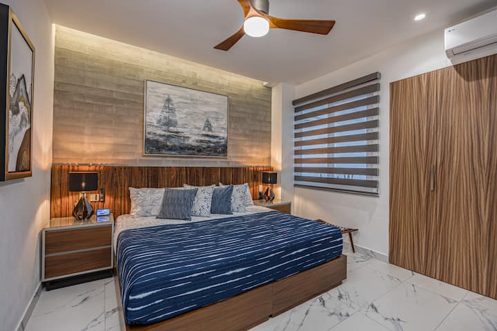 Საძინებელი — ლუქს-კლასის საწოლი დიდი ზომის, სმარტ-ტელევიზორი, სააბაზანო და საკმარისი სივრცე კარადაში