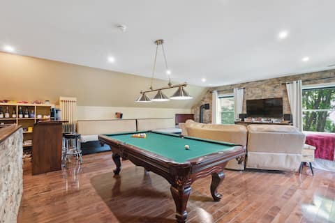 Top performing Airbnb: Loft with fireplace, pool table, home theater and more in Magog