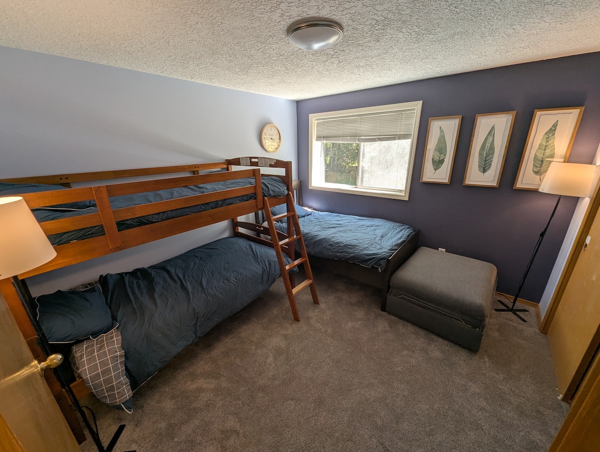 Otoman sa mení na dvojitú posteľ, takže prespania sa zmestia až štyria.