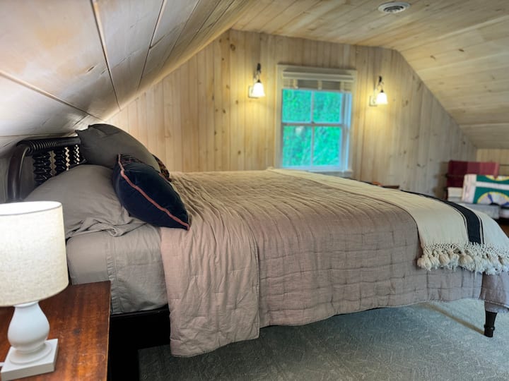 Krevat dopio "king-size", i rrethuar nga tenda e qetë e pemëve, një përzierje e përsosur e rehatisë dhe natyrës.
