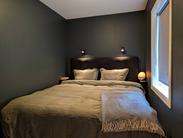 El dormitorio tiene tonos azules tranquilos, buenas lámparas de lectura y una luz de despertador Philips que simula el amanecer y el atardecer. Un ventilador silencioso garantiza una temperatura agradable en las noches calurosas.