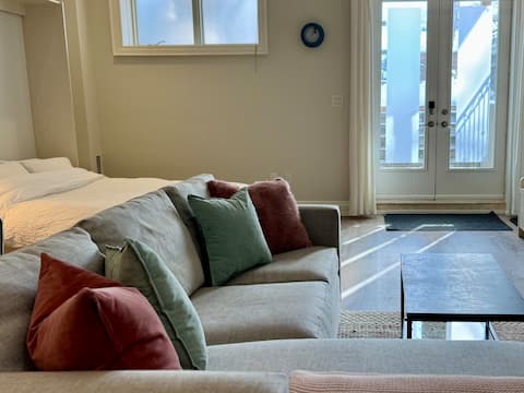 Successful Airbnb property: Private studio, clean and bright. in Eglinton—Lawrence