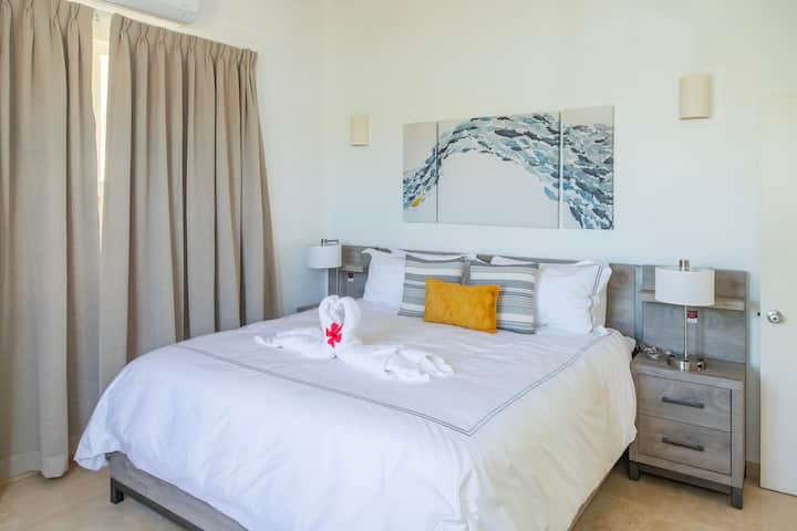 el dormitorio principal cuenta con una cama tamaño king que proporciona un amplio espacio para dos