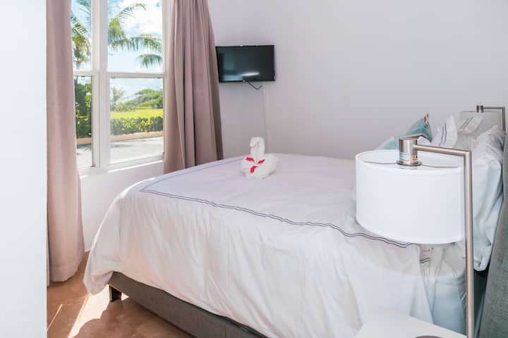 El segundo dormitorio cuenta con una cómoda cama tamaño queen para alojar a 2 personas.