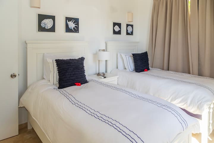 El tercer dormitorio está equipado con dos camas individuales, para aquellos que prefieren arreglos separados para dormir.