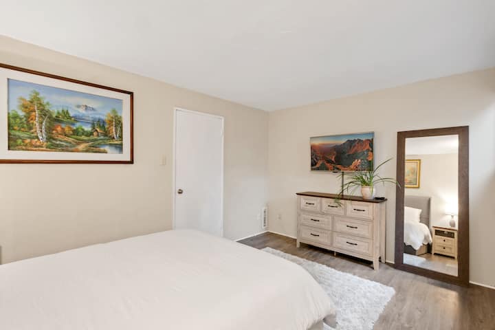 Prostrana spavaća soba s bračnim krevetom (širine 150 - 179 cm) 