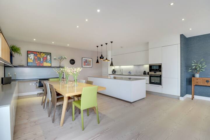 Premier Designer 2BR/2Bath Flat with 24H Concierge gallery image 5