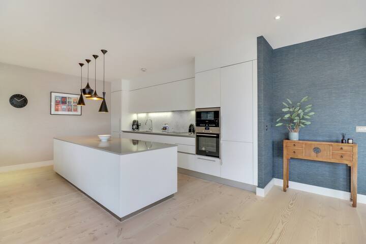 Premier Designer 2BR/2Bath Flat with 24H Concierge gallery image 3