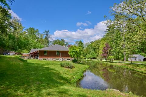Modern Lake House w Hot Tub on 7 Acres