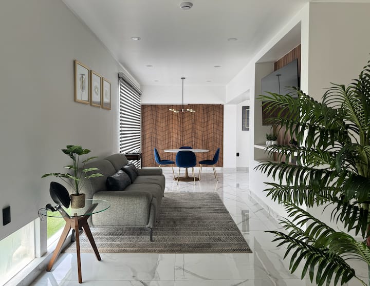 La camera dispone di una poltrona con spazio per 3 persone, tv e libri per divertirsi.