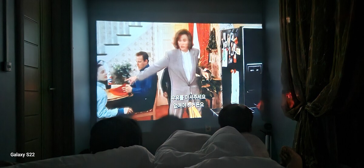 חדר הקולנוע בחדר הפנימי הושלם!
מכיוון שהוא מצויד במקרן אלומה, יהיה נחמד למראה (כל האנדרואיד/ios זמינים) ולצפות ב - YouTube וכו '. ייתכן שחברת ה - OTT (נטפליקס, Teabing וכו ') תשתקף על ידי חברת OTT, ולפעמים לא! 