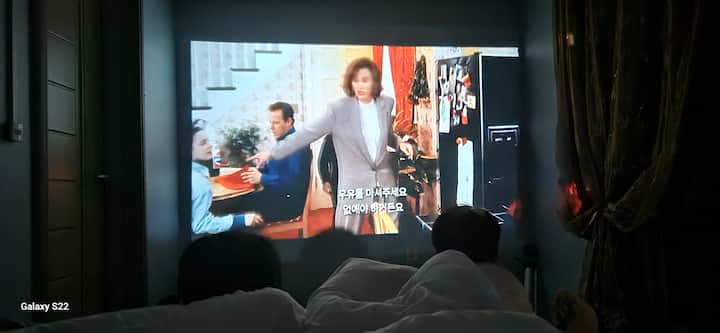 Kino vo vnútornej miestnosti je dokončené!
Keďže je vybavený projektorom lúča, bolo by pekné zrkadliť (všetky dostupné Android/ios) a sledovať YouTube atď. OTT (Netflix, Teabing atď.) môže mať zakázané zrkadliť sa spoločnosťou OTT a niekedy nie. 