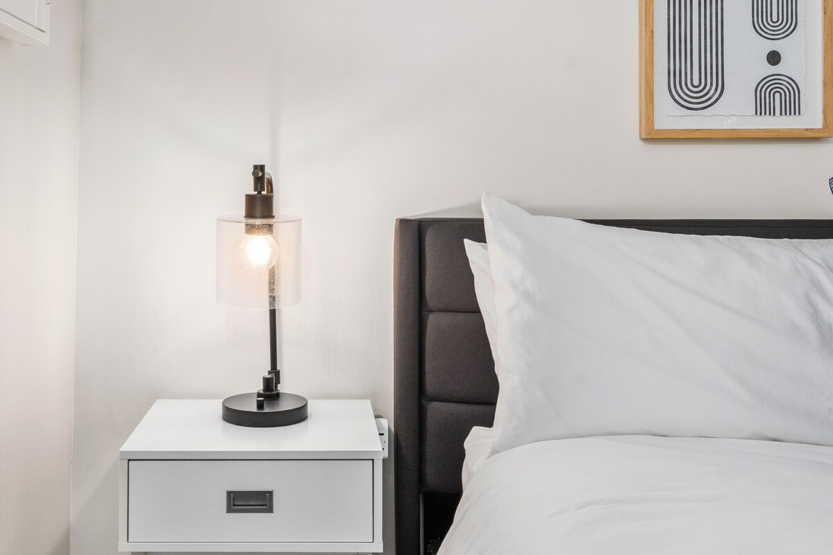 Po dlhom dni objavovania zapadnite do luxusnej postele.  

Luxusný matrac Cal King, posteľná bielizeň s počtom 700 vlákien, páperové vankúše a nadýchaná prikrývka vytvárajú pokojný spánok. 