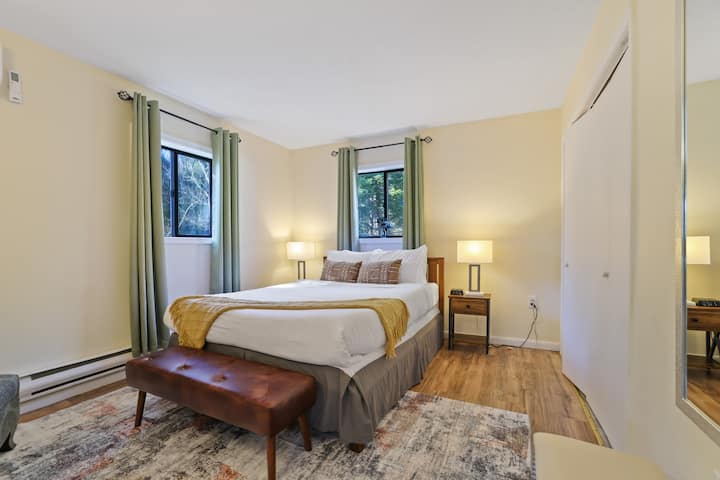 Rest, Relax, Recharge.
Your cozy first-floor retreat with soft bedding and peaceful vibes. ✨