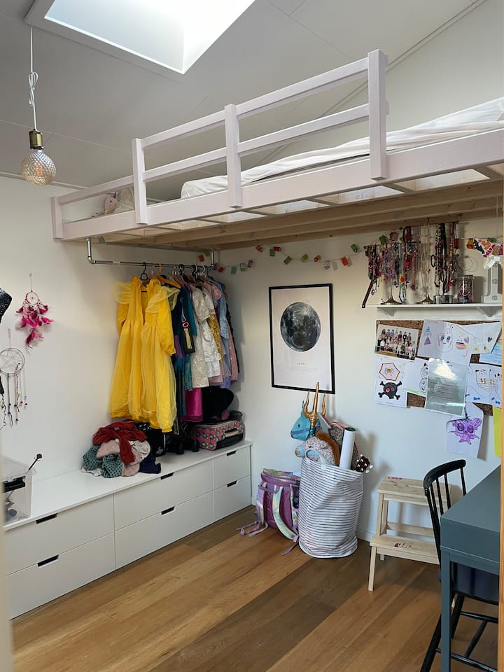 Une chambre pour filles de 7 ans avec un lit mezzanine et un bureau. Si vous ne voulez pas dormir dans le loft, nous avons plusieurs matelas bons et épais à mettre au sol. 