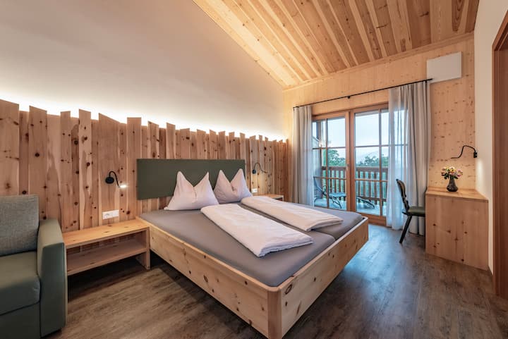 Спалнята е оборудвана с двойно легло (180 см), както и с малък разтегателен диван за един човек. Има и работно пространство