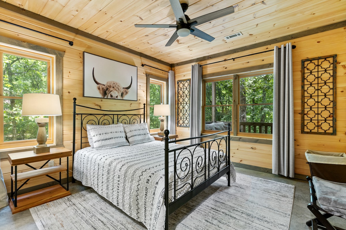 חדר שינה קווין נוח ונעים, מואר ומואר במפלס התחתון. 