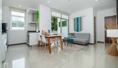 Modern 1BR Villa Morra with Balcony, BBQ & Parking