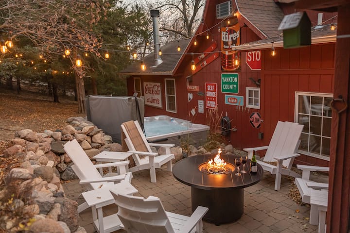 Eclectic Cozy Cabin w/ GameRoom, HotTub & FirePit - Cabins for