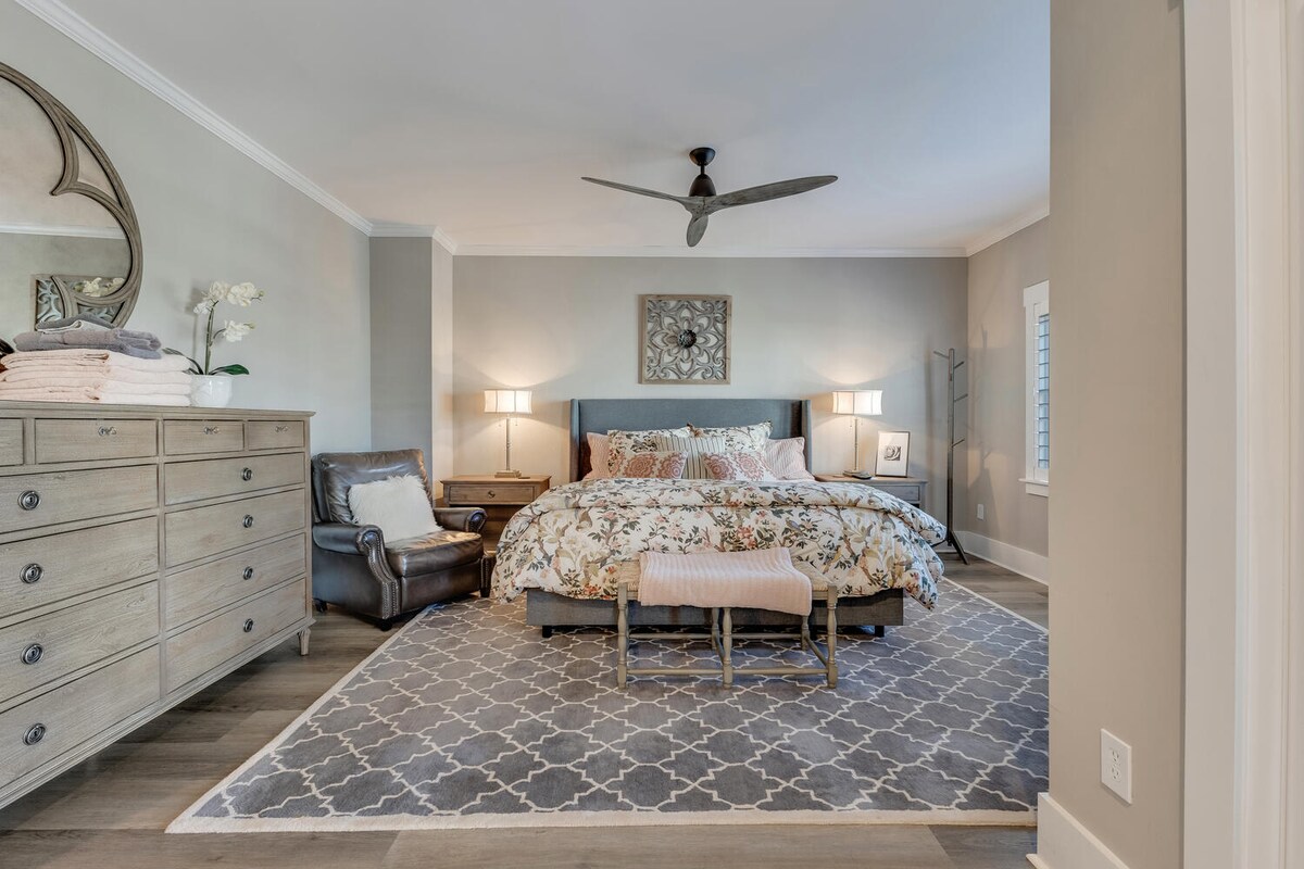 Segundo piso, dormitorio principal con baño privado, balcón privado y vestidor.