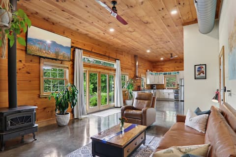 Successful Airbnb property: Luxury Sauna, Hot Tub, Mountain Views! in Fairview