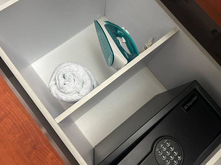 žehlička a kódovaná schránka na kľúče