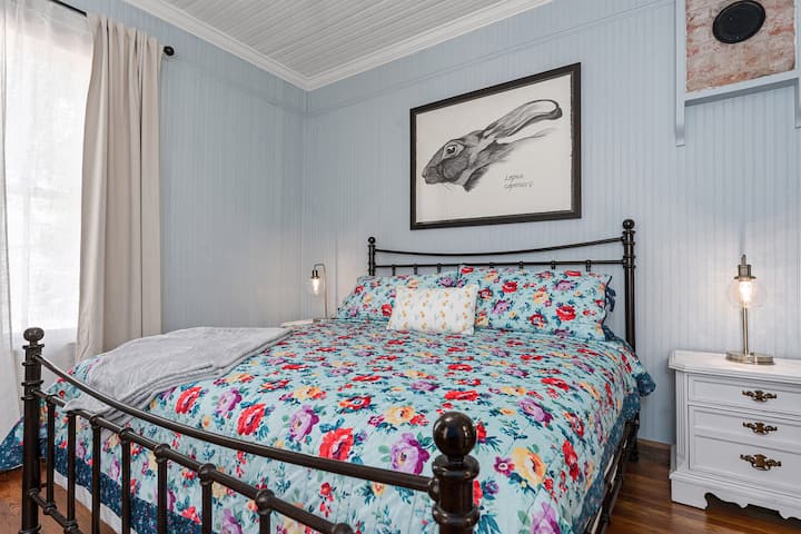 Althea | Pet-friendly | 1/2 Mile To Main - Fredericksburg, TX