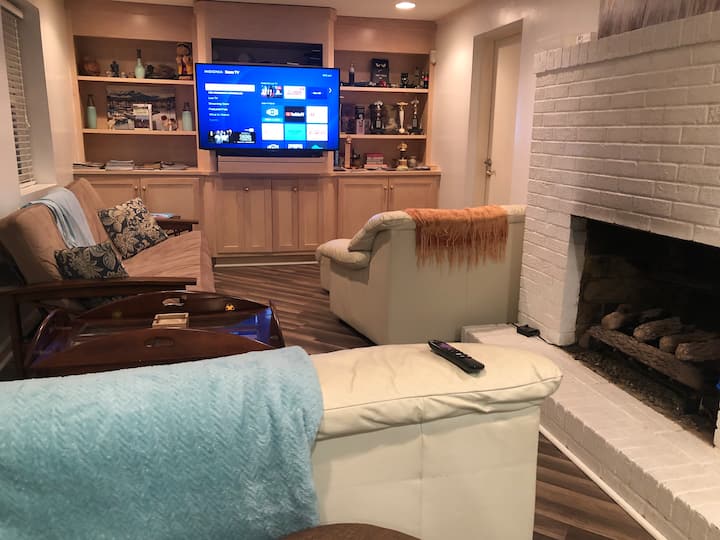 Sala de estar con chimenea y troncos de gas con control remoto