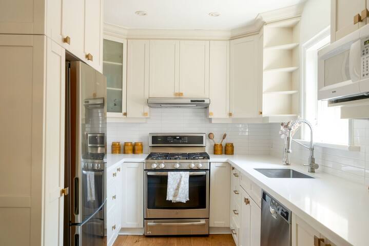 Super Central Retreat /w Rooftop Patio gallery image 5