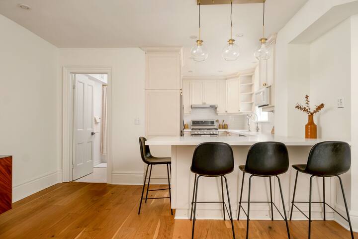 Super Central Retreat /w Rooftop Patio gallery image 3