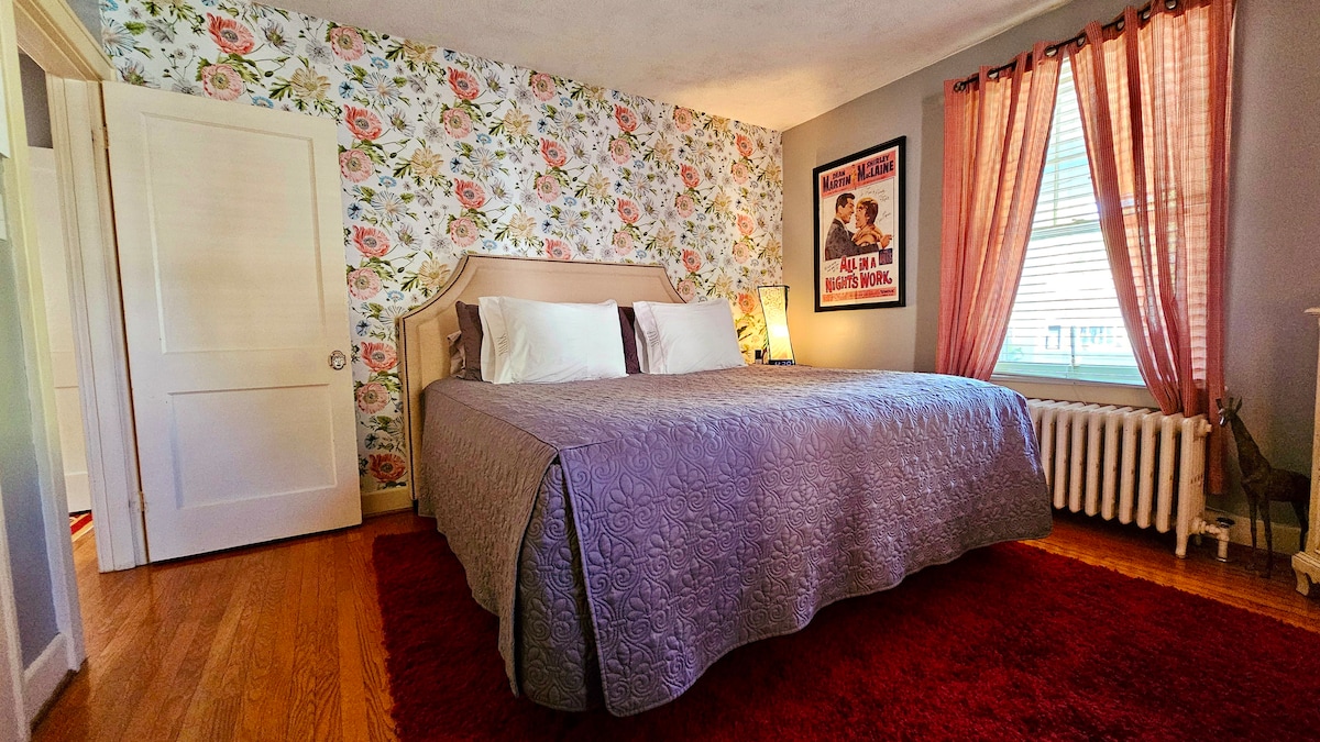 2024年更新的卧室。   新地毯和墙纸。  