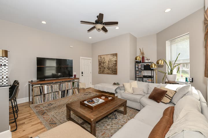 Historic Luxe Bay View Flat (King & Queen Suites) - Milwaukee, WI