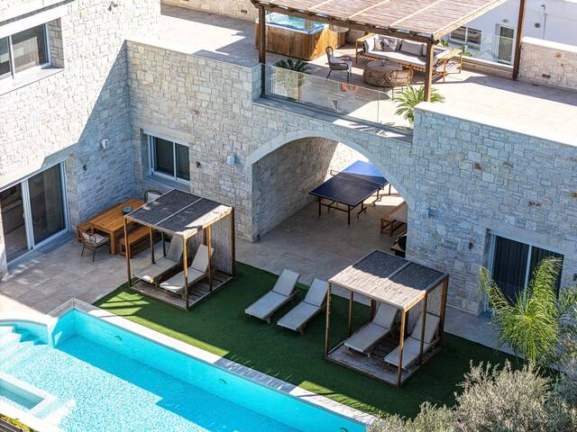 Mandana Villa – With Private Pool & Jacuzzi gallery image 2