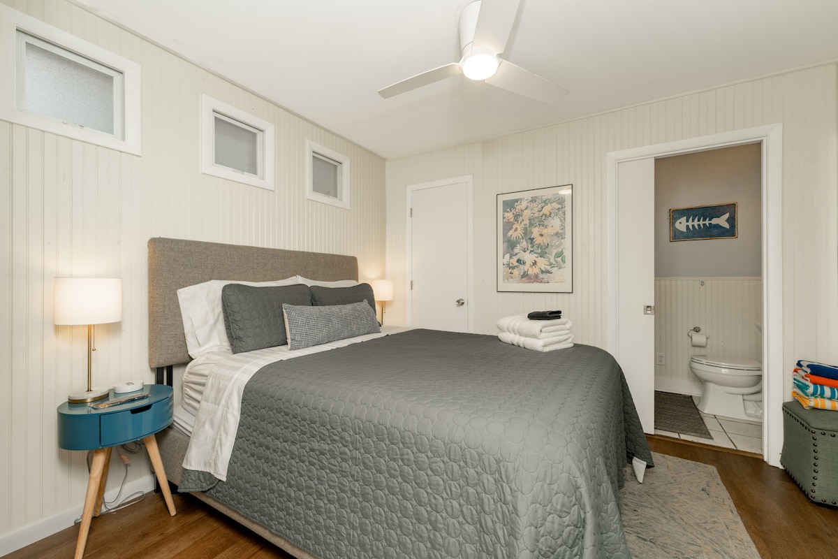 ห้องนอน 2 พร้อมเตียงควีนไซส์ ห้องน้ำในตัวพร้อมฝักบัว