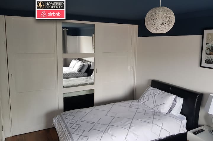 Spavaća soba u smještaju koji nudi Homebird Property Management Short Lets & Serviced Accommodation