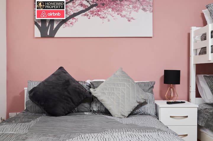 Spavaća soba u smještaju koji nudi Homebird Property Management Short Lets & Serviced Accommodation