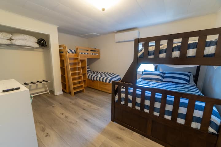 Dhoma e fjetjes, e kompletuar me mini ndarje të zonës personale Heat/AC.