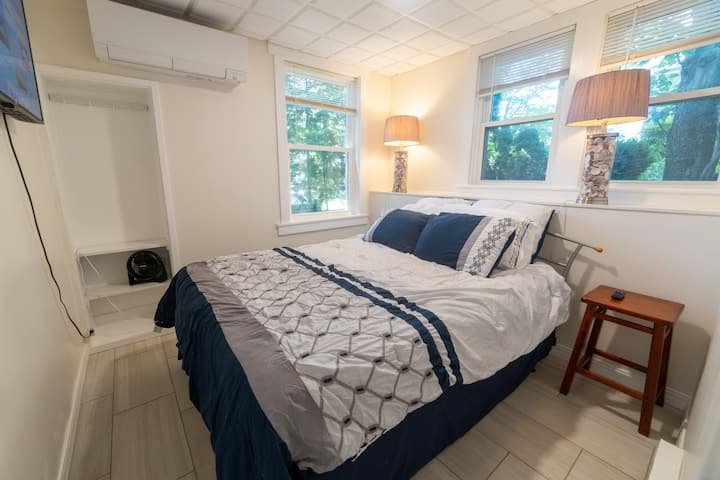 Dhomë gjumi "Queen" me mini ndarje personale të zonës së ngrohjes/ajrit të kondicionuar.