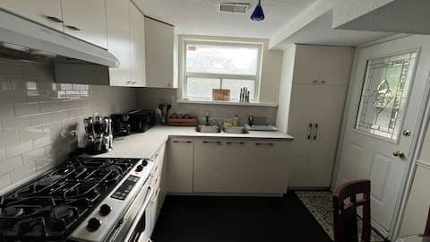 Top Airbnb: Welcome to budget Home away from Home! 2 - 4 ppl. in Humber River—Black Creek