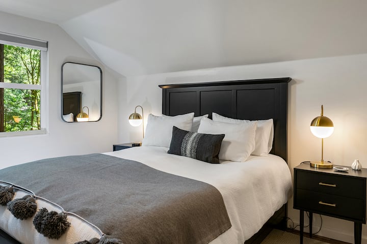 Unwind in the second floor retreat with blackout shades for a peaceful sleep.  Luxuriate in a queen bed with a sumptuous down feather top.  Vintage redwood barndoors enhance the room's charm.
