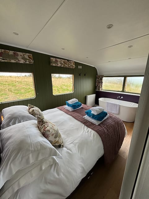 Plover pure luxury in a Showman's Wagon +  Hot Tub