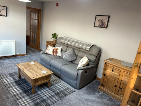 Popular Airbnb listing: 1-bedroom courtyard flat near harbour with parking in Wick