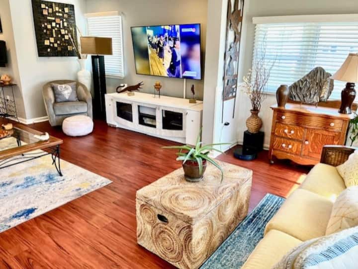 Ang TV & Sitting area ay para sa pamilya at mga kaibigan na magtipon.