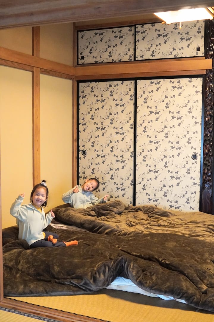 Of course, you can freely change the orientation of the futon yourself.