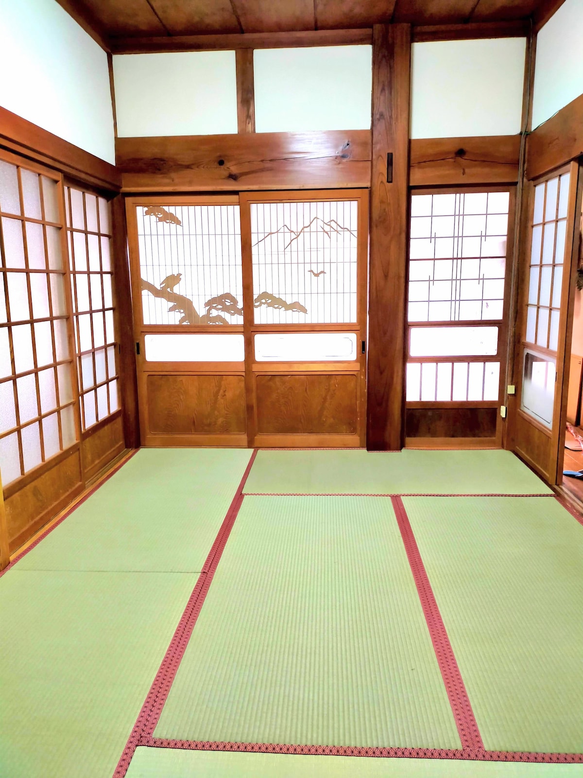 【寝室その2 和室: 6畳】和室の６畳部屋のお部屋です。


こちらのお部屋にも冷暖房完備のエアコンがありますので、【寝室その1 :和室14畳】のお部屋とは別に、[寝室その２]としてご利用いただくことも可能です。こちらは窓のないお部屋です。

お部屋の位置は間取り図でご覧いただけます。
最大で敷布団２枚並べて敷くことができます。

リクエストがなければ、基本的には【寝室その1：和室14畳】にお布団を６セット準備します。