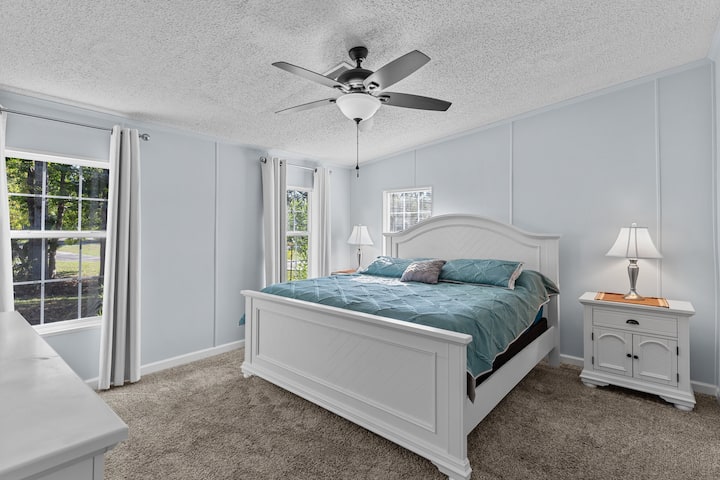 带套房的加大双人床卧室