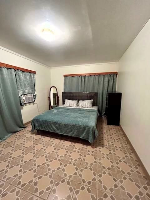 Dormitorio principal con baño completo adjunto, aire acondicionado
