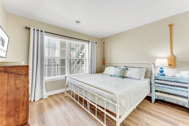 Stay in style at this new, modern condo featuring two king bedrooms, each with a attached bathroom. Perfect for couples or families, enjoy upscale comfort in a prime Branson location. Book now for a relaxing getaway!