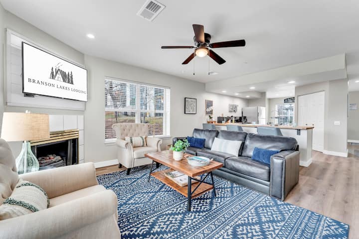 Cozy Branson Retreat | Relax & Unwind

Kick back in a spacious living room with a plush sofa, two comfy chairs, and a large Smart TV—perfect for unwinding after a day in Branson. Book now for the ultimate comfort!